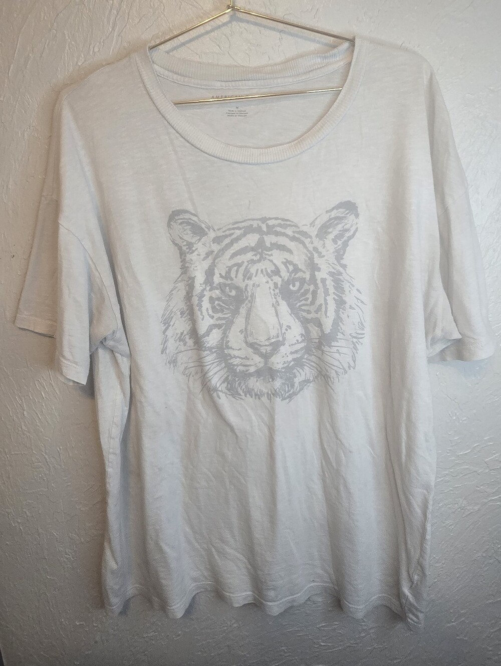 American Eagle White Tiger Graphic Tee Medium Soft Cotton Casual Shirt